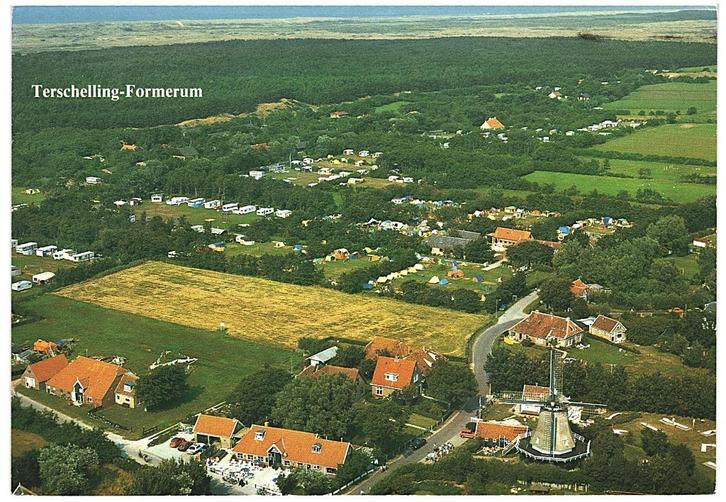 908692 Terschelling Formerum luchtfoto Gelopen met Postzegel, Verzamelen, Ansichtkaarten | Nederland, Gelopen, Waddeneilanden