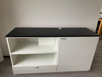 Tv/stereo meubel wit met zwart blad beschikbaar voor biedingen