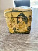Prachtige beschilderd gelakte papier mache doosje., Antiek en Kunst, Verzenden