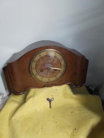 7801) JUNGHANS  mooie oude pendule klok beschikbaar voor biedingen