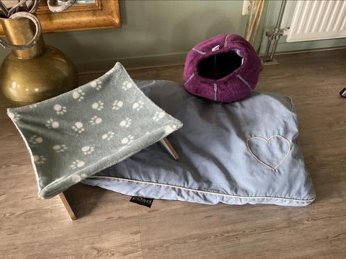 Diverse katten spullen, een cocon, hangmat, kussen en mandje, Dieren en Toebehoren, Kattenmanden, Gebruikt, Ophalen