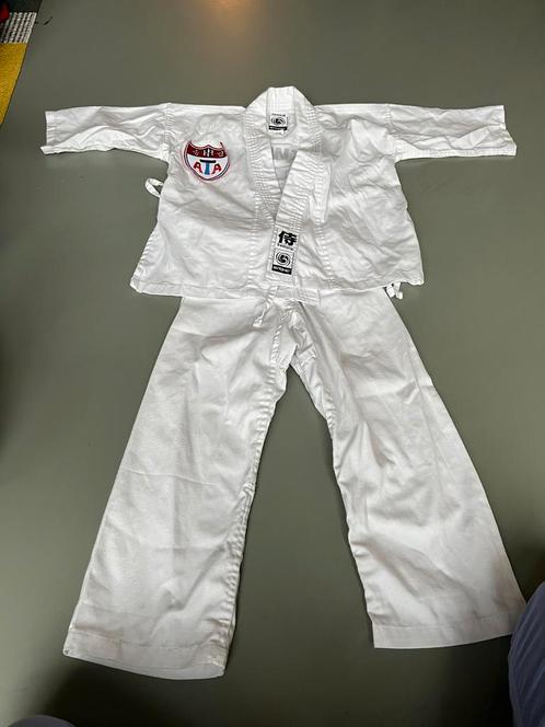 Taekwondo pak maat 110 en bescherming martial arts, Sport en Fitness, Vechtsporten en Zelfverdediging, Zo goed als nieuw, Taekwondo