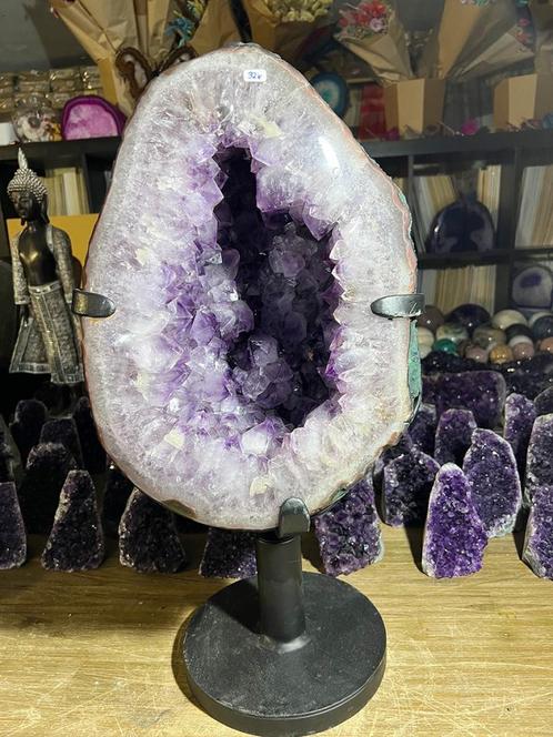 Amethist geode (34) van 32 kg, mooi hol en diep paars., Verzamelen, Mineralen en Fossielen, Mineraal, Ophalen of Verzenden