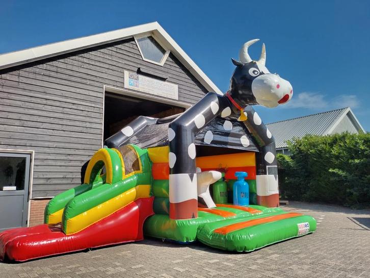 Springkussen te huur koe multiplay met glijbaan, Hobby en Vrije tijd, Feestartikelen | Verhuur, Gebruikt, Overige, Ophalen of Verzenden