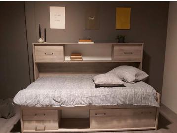 Bed + ombouw  + lattenbodem + matras beschikbaar voor biedingen