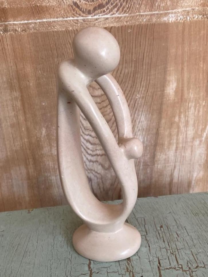 Mooi glad wit beeldje speksteen. Moeder vader met kind., Antiek en Kunst, Kunst | Beelden en Houtsnijwerken, Ophalen