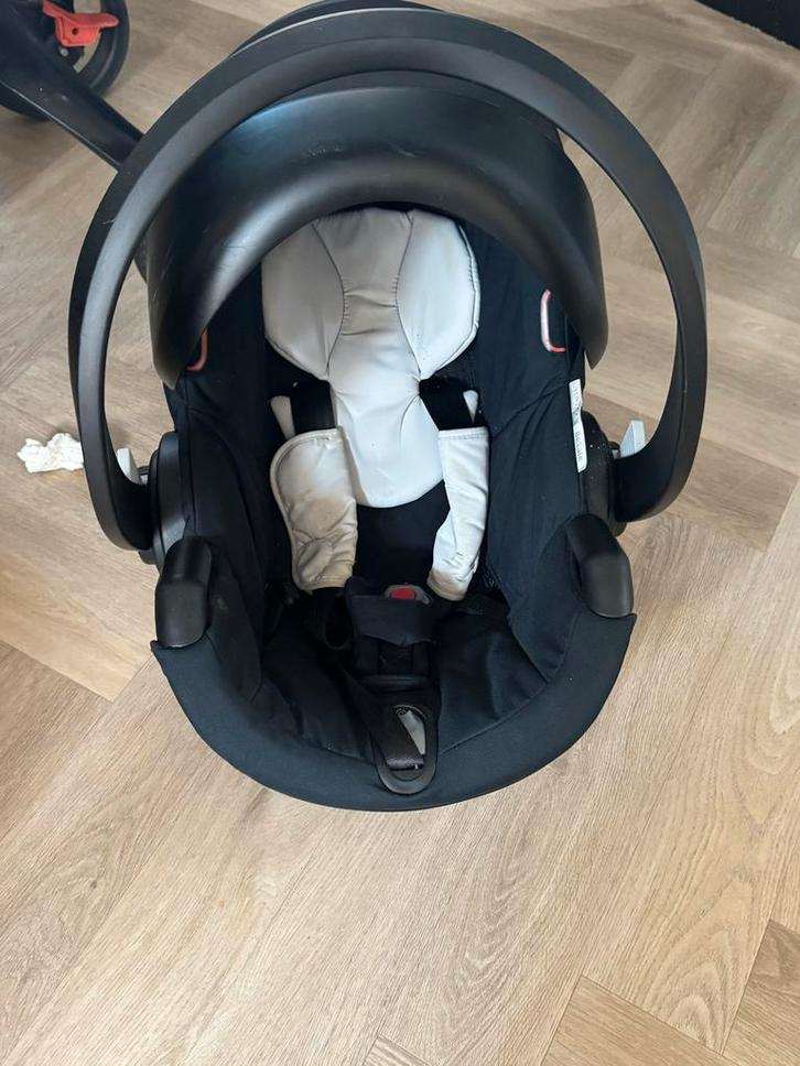 Stokke Izi Go Isofix Autostoel, Kinderen en Baby's, Autostoeltjes, Zo goed als nieuw, Overige merken, 0 t/m 13 kg, Isofix, Zijbescherming
