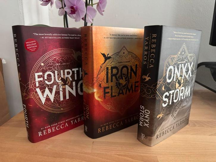 Fourth Wing, Iron Flame & Onyx Storm US Editie, Boeken, Fantasy, Zo goed als nieuw, Ophalen of Verzenden