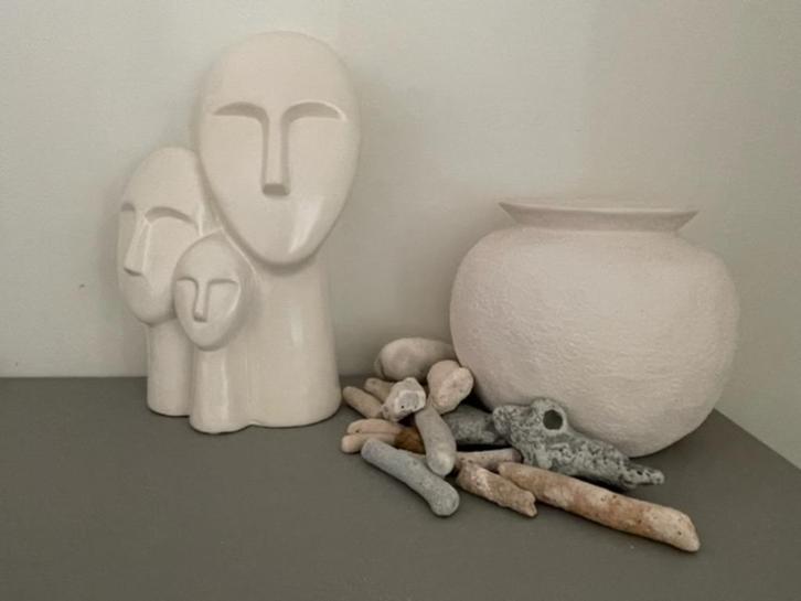 Wit keramisch gestyleerd beeld. 3 Gezichten. Man vrouw kind, Huis en Inrichting, Woonaccessoires | Overige, Zo goed als nieuw