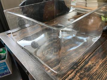 Grote glazen accubak beschikbaar voor biedingen