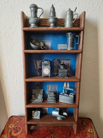 Eikenhouten rekje Meubelfabriek Oisterwijk met miniaturen  beschikbaar voor biedingen