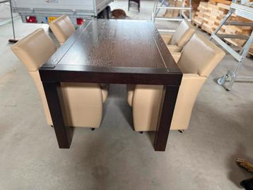 Eettafel set met 4 stoelen op wieltjes beschikbaar voor biedingen