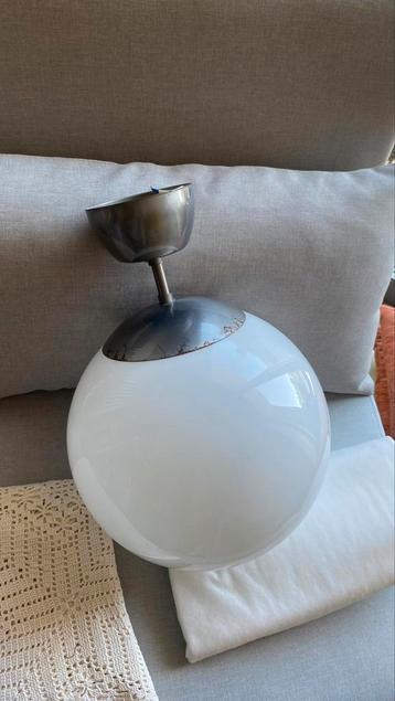 Wit glazen plafondlamp beschikbaar voor biedingen