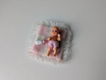 Poppenhuis popje op kleed.🏠 beschikbaar voor biedingen