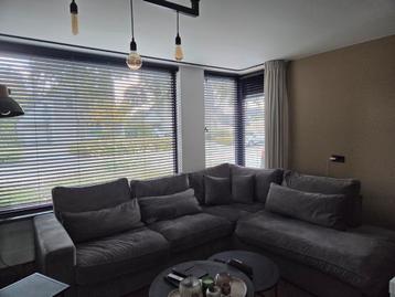 Grijze bank velvet stof beschikbaar voor biedingen