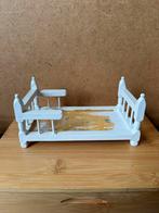 Bed (geverfd) hxbxd 7.3x8.7x15.5cm - hout, Ophalen of Verzenden, Zo goed als nieuw, Poppenhuis