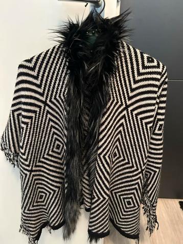 Zwart-wit poncho met bontkraag beschikbaar voor biedingen