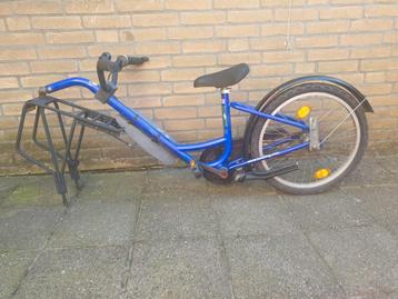 Stevige blauwe aanhangfiets met versnellingen. beschikbaar voor biedingen