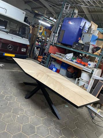 Zeshoek eiken eettafel beschikbaar voor biedingen