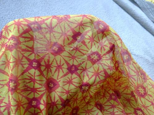 Geel met oranje bloem/ster doorzichtig lapje 110 x 150 cm, Hobby en Vrije tijd, Stoffen en Lappen, Gebruikt, Polyester, 30 tot 120 cm