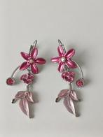 Zilverkleurige bloem oorbellen met roze accenten, Ophalen, Overige materialen, Hangers, Zo goed als nieuw