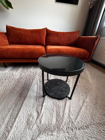 Ronde salontafel – zwart glas met marmerlook onderblad beschikbaar voor biedingen