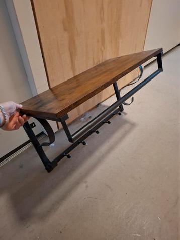 Mooie kapstok met hoedenplank beschikbaar voor biedingen