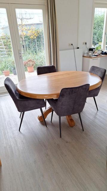 massief ovale eiken eettafel beschikbaar voor biedingen