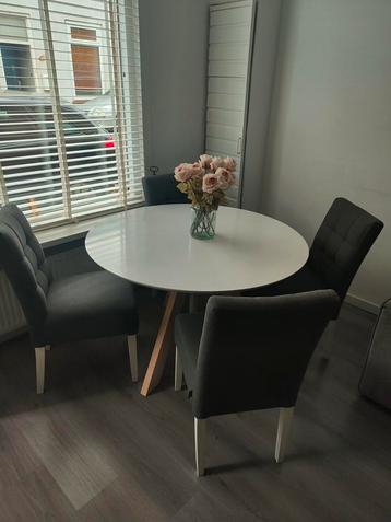 Eettafel met 4 stoelen van Wood beschikbaar voor biedingen