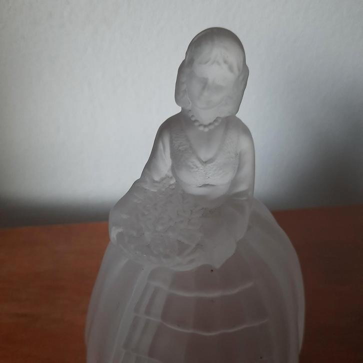 Vrouw met bloemenmand geperst matglas KWADRAAT, Antiek en Kunst, Antiek | Glas en Kristal, Ophalen of Verzenden