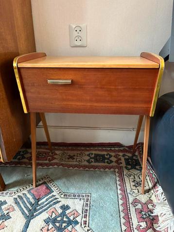 Vintage naaikastje beschikbaar voor biedingen