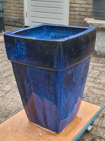 Grote zware plantenbak - bloempot       met brede kraagrand  beschikbaar voor biedingen