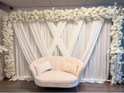 Backdrop “satin flower” te huur met bruidsbank, Hobby en Vrije tijd, Feestartikelen | Verhuur, Nieuw, Geboorte of Huwelijk, Ophalen of Verzenden