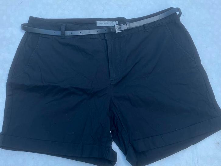 Korte broek, zwart, met riempje, Kleding | Dames, Broeken en Pantalons, Nieuw, Maat 42/44 (L), Zwart, Kort, Ophalen