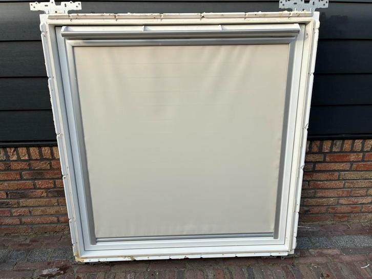 VELUX 114x118 kunststof dakraam kantelraam tuimelraam, Doe-het-zelf en Verbouw, Kozijnen en Schuifpuien, Zo goed als nieuw, Raamkozijn
