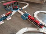 Houten treinbaan met station, 3 zelfrijdende treinen + acc., Ophalen, Gebruikt