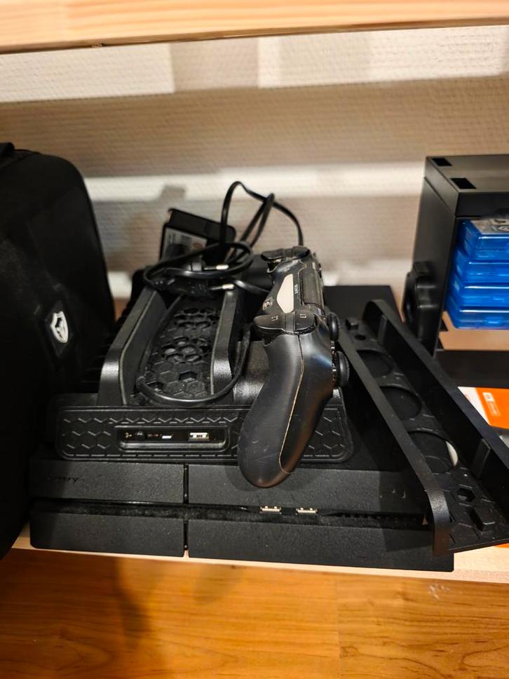 PS4 Slim met 2 controllers en accessoires, Spelcomputers en Games, Games | Sony PlayStation 4, Gebruikt, Ophalen of Verzenden