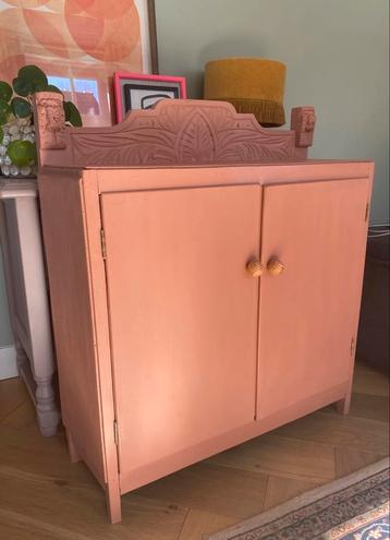 Opgeknapte kast vintage roze, krijtverf wax beschikbaar voor biedingen
