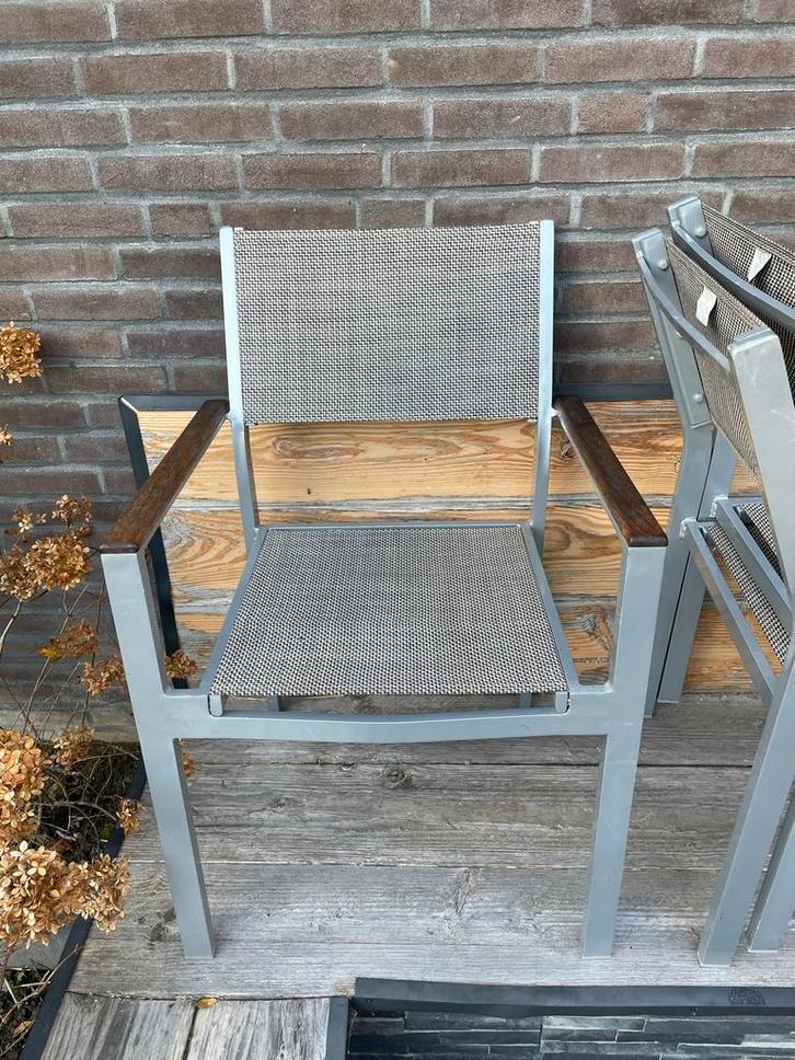 4 Grijze Tuinstoelen aluminium /hout - Stapelbaar, Tuin en Terras, Tuinstoelen, Gebruikt, Aluminium, Stapelbaar, Ophalen
