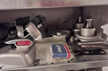 div. onderdelen nieuw en gebruikt Berkel 834 en 836 mes enz. beschikbaar voor biedingen