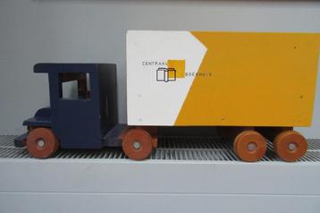 Houten vrachtauto speelgoed beschikbaar voor biedingen