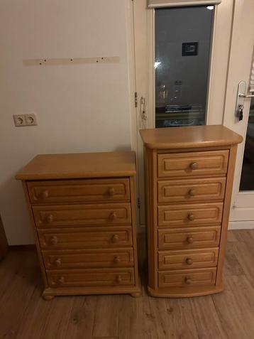 Twee houten ladekastjes beschikbaar voor biedingen
