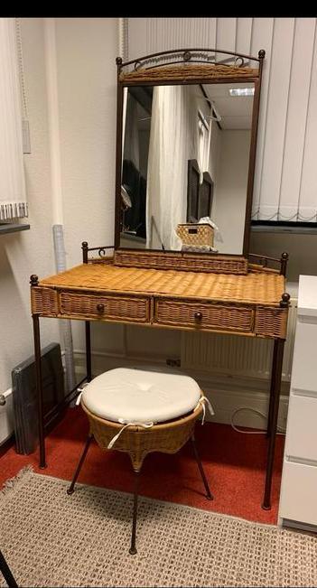 Rotan/riet kaptafel met laadjes, spiegel en krukje+kussen beschikbaar voor biedingen