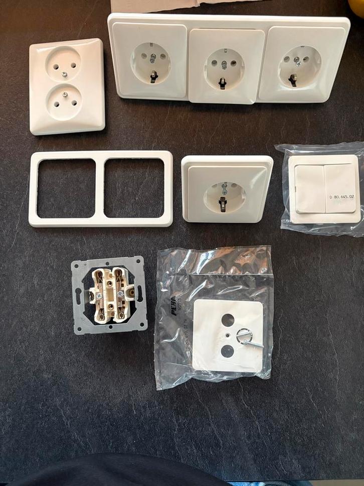 Diverse schakelmateriaal: afdekramen, stopcontacten, schakel, Doe-het-zelf en Verbouw, Elektra en Kabels, Nieuw, Stopcontact, Ophalen of Verzenden