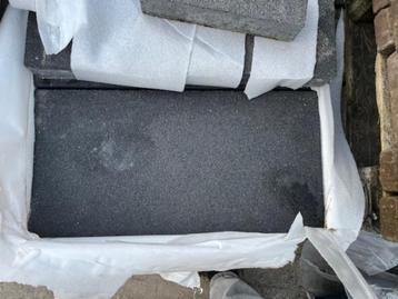 Restpartij 22 stuks/4m2 betontegels 30x60x6 zwart  beschikbaar voor biedingen