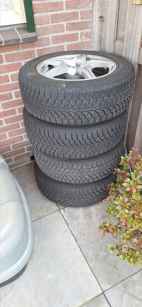 Winterbanden banden voor o.a Kia en Hyundai tucson., Auto-onderdelen, Banden en Velgen, Ophalen