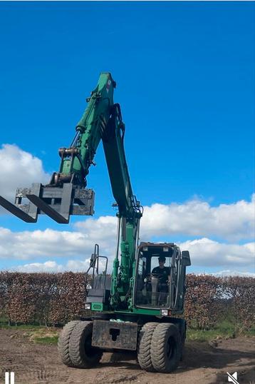 Graafmachine. Bandenkraan mobiele kraan beschikbaar voor biedingen