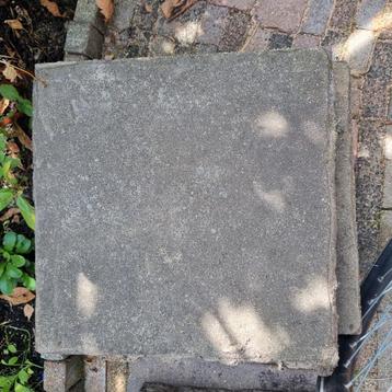 Genoeg voor een flink terras. Gratis betontegels beschikbaar voor biedingen