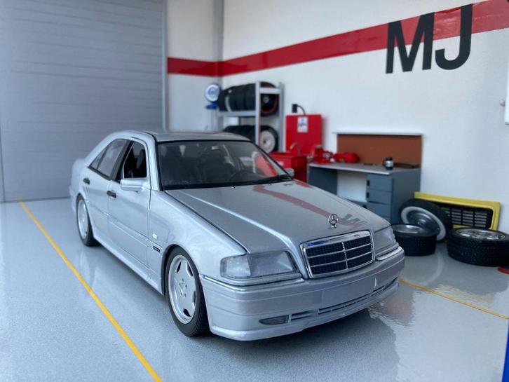 Mercedes Benz C36 AMG (W202) 1:18 UT Models Zilver MJ, Hobby en Vrije tijd, Modelauto's | 1:18, Zo goed als nieuw, Auto, UT Models