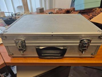 Opbergkoffer met slot en sleutel beschikbaar voor biedingen